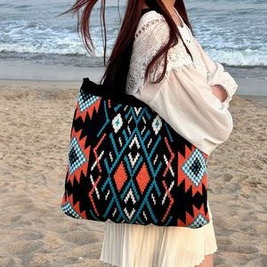 Sac à main pour femme en crochet de style ethnique - Motif géométrique pour les sorties estivales à la mode - Product Image 1