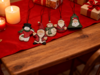 Ornement de Noël en bois gravé écologique personnalisé, décoration pendentif, adorable Père Noël, bonhomme de neige, cloche, accessoires pour arbre de Noël