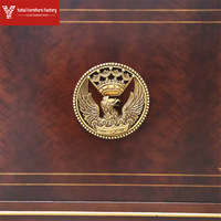 Ensemble de canapés Chesterfield en bois massif d'aspect européen, grand modèle trois places avec design durable pour le salon de la maison