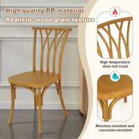Chaise d'hôtel empilable en plastique durable et imperméable Martina avec design imitation bois pour usage commercial extérieur et intérieur