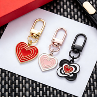 Porte-clés en émail personnalisé en forme de cœur pour la promotion de marque, cadeaux souvenirs promotionnels, porte-clés en émail souple ou dur avec fermoir