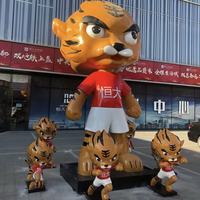 Sculpture géante personnalisée en fibre de verre d'ours de dessin animé avec lunettes de soleil, statue en résine pour la décoration extérieure des centres commerciaux