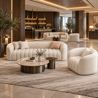 Salon d'hôtel minimaliste avec ensemble de canapés aux lignes droites, espace d'accueil de style nordique doté de canapés et d'une table basse