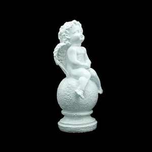 Figurine d'ange chérubin blanc assis sur une sphère texturée, statue décorative classique pour étagère ou table, objet artisanal. - Product Image 4