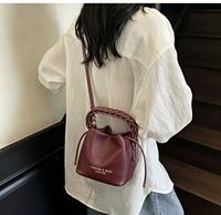 Sac à main personnalisé au design élégant, sac bandoulière de couleur unie avec poignée tressée, sac seau en cuir souple pour femme avec cordon de serrage