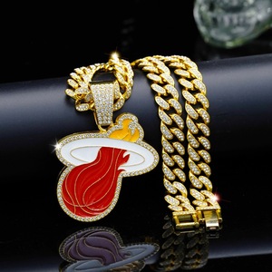 Collar con Colgante Personalizado del Miami Heat, Chapado en Oro de 14K, Aleación de Zinc, Diamantes CZ, Joyería Hip Hop para Fanáticos del Baloncesto, Unisex - Product Image 1