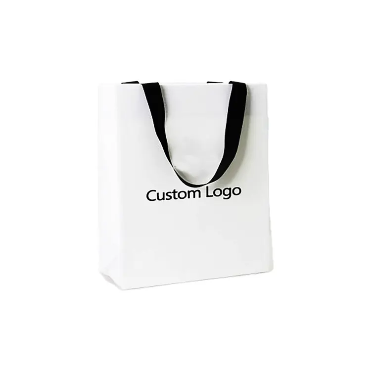 Fabrika toptan yüksek kalite lüks marka kağıt torba ambalaj düğün özel beyaz hediye çantası şerit logosu ile