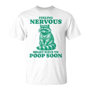 Camiseta con estampado de mapache: Sientes ansiedad y tal vez te vayas a tener que hacer pipí pronto - Product Image 1