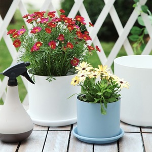 Pot de fleurs en résine simple à côtés droits avec plateau pour une utilisation intérieure et extérieure, disponible en blanc pur, bleu ciel, gris et noir. - Product Image 3