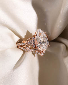 แหวนเพชรทรงลูกแพร์ทองคำแท้รักษ์โลก ผลิตในห้องปฏิบัติการ ได้รับการรับรองจาก IGI เหมาะสำหรับเครื่องประดับเจ้าสาวและของขวัญสุดหรู - Product Image 2