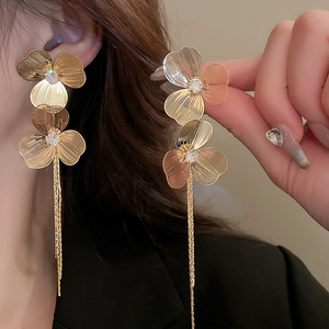 Boucles d'oreilles clous vintage pour femme, style européen et américain, en alliage de zinc électroplaqué, motif fleur ancienne à pompon, pour soirée - Product Image 2