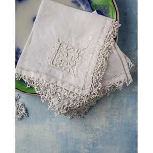 Ensemble de 4 serviettes d'apéritif ou de dessert Mirellas avec élégant tissu en dentelle et accessoires - Product Image 4