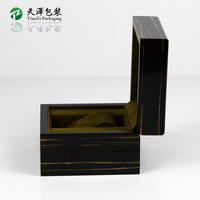 Boîte à montre en bois plaqué rayé personnalisée pour l'emballage de montres haut de gamme, boîte de présentation de montre unique avec logo personnalisé