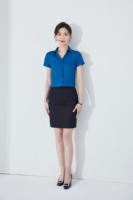 Robe de bureau pour femmes faite à la main, motifs floraux brodés à la machine, bouton, taille naturelle - Personnalisable pour le logo de l'entreprise