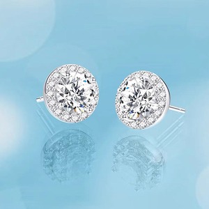 Boucles d'oreilles en diamant moissanite de qualité supérieure, bijoux raffinés pour tous les jours et les occasions spéciales, disponibles à la vente - Product Image 6