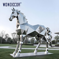 Sculpture de cheval géométrique en acier inoxydable poli miroir, grande installation paysagère extérieure, taille personnalisable