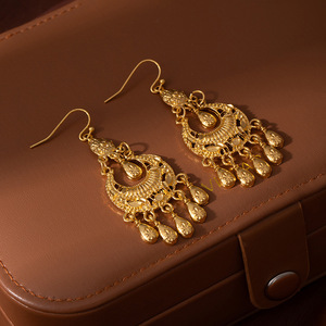 Boucles <span class=keywords><strong>d</strong></span>'oreilles pendantes vintage en alliage électroplaqué avec pampilles florales, style antique, <span class=keywords><strong>d</strong></span>élicates, de luxe, audacieuses et de niche pour femme - Product Image 1