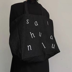 กระเป๋าสะพายไหล่สปริงใหม่ปี 2026 ความจุขนาดใหญ่ กระเป๋าเดินทางอเนกประสงค์ พิมพ์ลายโลโก้เต็มใบ สำหรับการเดินทาง - Product Image 1