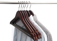 YT Fabricant Vente en gros de haute qualité Vente chaude Tête ronde Cintre en bois brun pour magasin de vêtements