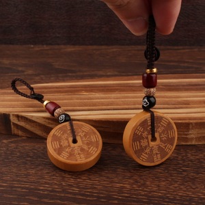 Pendentif pièce de monnaie fantôme de montagne, porte-clés en bois, style chinois, imitation bois de pêche, boucle de sécurité, cadeau unisexe - Product Image 1