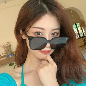 Lunettes de soleil Qianai unisexes, monture carrée, verres PC noirs brillants, protection UV 100 % pour le soleil, les voyages et la conduite - Product Image 2