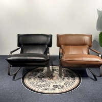Fauteuil à bascule moderne en similicuir PU style Cass, avec structure métallique, pour salon et chambre à coucher