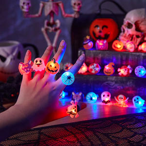Accessoires de fête d'Halloween Lumière LED Anneau lumineux et sombre Citrouille Fantôme Crâne Chauve-Souris Anneau de doigt Jouets - Product Image 1