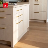 Armoire de cuisine Alland en chêne blanc scié de haute qualité avec plan de travail et crédence en quartzite