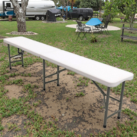 Table-banc pliable rectangulaire moderne de 6 pieds, blanche, en plastique semi-imperméable, réglable, pour camping, repas en extérieur et cour.