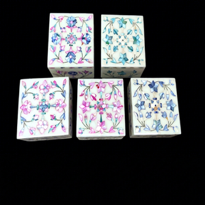 Boîte à bijoux en marbre de luxe faite à la main par Stonecrafts International, motif floral, forme rectangulaire moderne, fermeture à bouton pour - Product Image 1