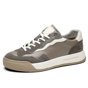 Zapatillas deportivas grises de cuero craquelado con cordones, plataforma gruesa, estilo skate, parte superior con paneles múltiples y patchwork, tira lateral ondulada blanca, estándar. - Product Image 2