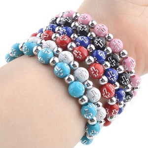 Perles en <span class=keywords><strong>plastique</strong></span> multicolores 8 mm Bracelets croix pas chers Corde élastique solide Bracelets catholiques avec médaille de la Vierge - Product Image 1