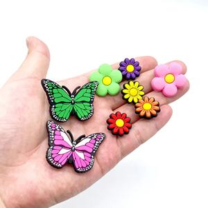 Décorations de chaussures en gros, breloques personnalisées en forme de fleurs de dessin animé pour accessoires de chaussures de jardin, bijoux - Product Image 6