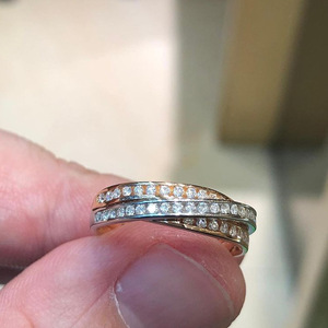 Anello a Croce Bicolore per Donne, Gioiello da Dito Minimalista ed Elegante con Micro Pavé - Product Image 4