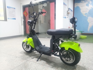 สกู๊ตเตอร์สมรรถนะสูง 1000W พร้อมแบตเตอรี่ลิเธียม 60V20Ah ความเร็วสูงสุด 45 กม./ชม. ดีไซน์ยางใหญ่สำหรับการเดินทางในเมือง กำลังแรง 1000W - Product Image 3
