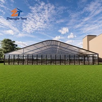 Tente Arcum avec panneaux de verre pour toit, structure moderne et transparente pour expositions et événements en plein air, imperméable, durable, crée une ambiance accueillante