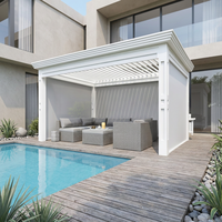 Pergola bioclimatique motorisée moderne en aluminium, imperméable, avec design à lames orientables, pour usage extérieur en chalet.
