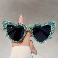 Vente directe usine – Lunettes de soleil UV400 à monture complète, ornées de strass en forme de cœur de pêche, pour femmes, idéales pour les soirées et les événements.