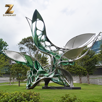 Sculpture en acier inoxydable sur mesure en forme de feuille tropicale, perforée, miroir vert, pour l'aménagement extérieur des hôtels et des complexes hôteliers
