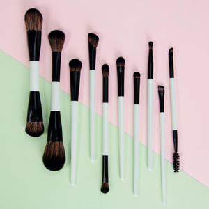 مجموعة فرش مكياج خضراء نباتية بمقبض خشبي بسعر المصنع المباشر وجودة عالية مع إمكانية تخصيص الشعار لمجموعة أدوات التجميل - Product Image 2