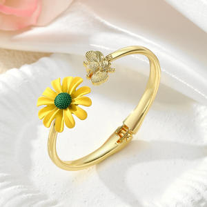 Gold Plated Floral Bee Design Open <strong>Bracelet</strong> for Women Creative Zouchrysanthemum Fashion Bangles Personality <strong>Touch</strong> for <strong>Couples</strong> - Product Image 2