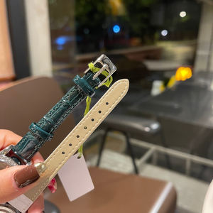 Montre de luxe pour femme à quartz, bracelet en cuir et acier inoxydable, avec accents de diamants et cadran à aiguilles - Product Image 2