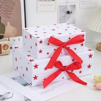 Boîte cadeau pliable à succès avec impression étoile à cinq branches, couvercle rabattable magnétique et ruban pour emballage cadeau
