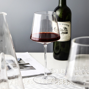 Coupe à vin rouge en plastique à rayures verticales, fabriquée au Vietnam - Product Image 2