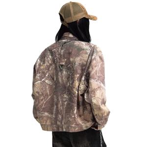 แจ็คเก็ตยีนส์ลำลองผู้ชายสไตล์สตรีท 14 ออนซ์ ขายส่ง ลายพรางพิมพ์ลายต้นไม้จริง ปกเสื้อแบบปกเชิ้ต แจ็คเก็ตบอมเบอร์ยีนส์ผู้ชาย - Product Image 4