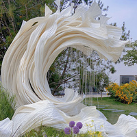 D'énormes fleurs en papier crêpe personnalisées au design géant coloré fait à la main pour les décorations de plafond d'événement de mariage
