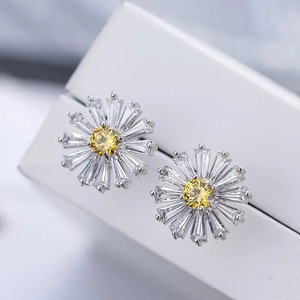 Orecchini pendenti a margherita per donna, in ottone con perle finte, gioielli classici da fidanzamento - Product Image 2