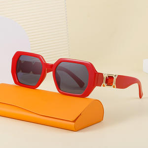 Lunettes de soleil carrées de style européen pour femmes, protection UV400, monture PC, design tendance avec strass, idéales pour les sorties et les fêtes. - Product Image 1