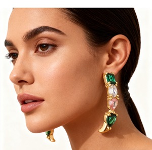 ต่างหูแบบติดหูทรงเรขาคณิตทันสมัย ดีไซน์เฉพาะตัว ประดับด้วยทองเหลืองหลายชั้นฝังเพชรซิคอน - Product Image 2