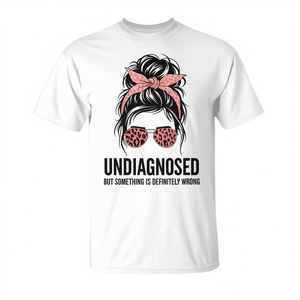 Camiseta con la frase: No diagnosticado, pero algo le sucede definitivamente mal - Product Image 2